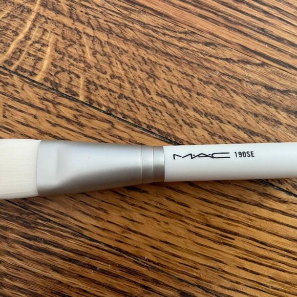 M.A.C 190SE Foundation Brush - TRAVEL SIZE - Picture 1 of 1